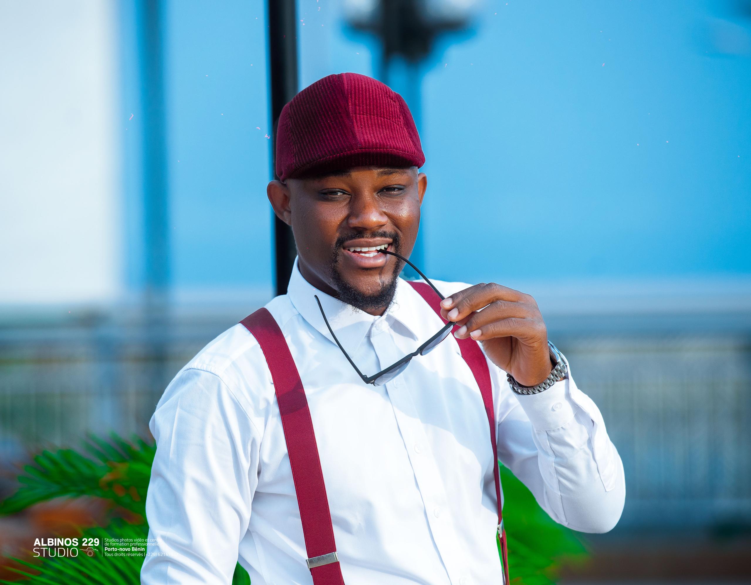 Portrait de BOKONON GBÊMADOYÔMIN en tenue traditionnelle